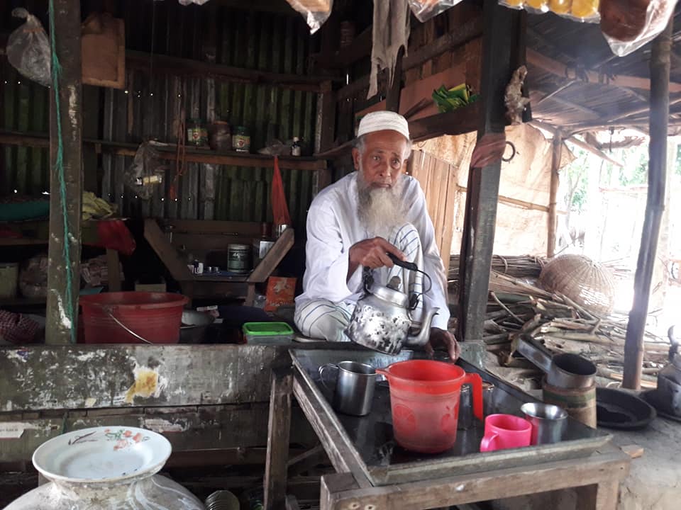 মুক্তিযোদ্ধা আব্দুর রশীদের জীবন চলে চা বিক্রি করে