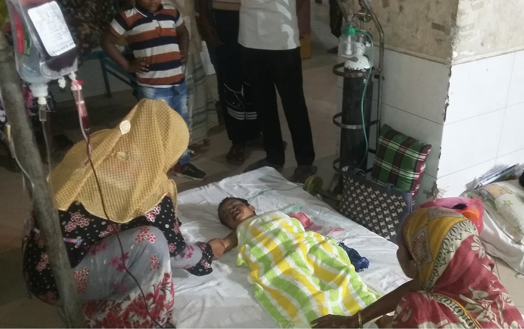 এবার বেপরোয়া ট্রাকের ধাক্কায় হাত হারালো শিশুকন্যা