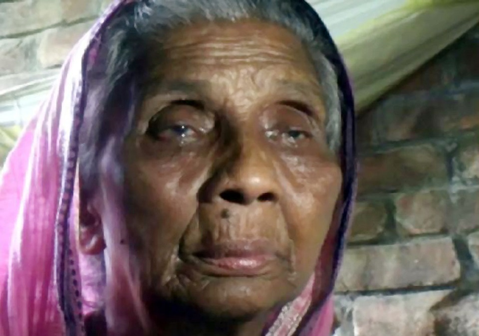 জমির জন্য বৃদ্ধা মাকে তাড়িয়ে দিয়েছে মুক্তিযোদ্ধা সন্তান!