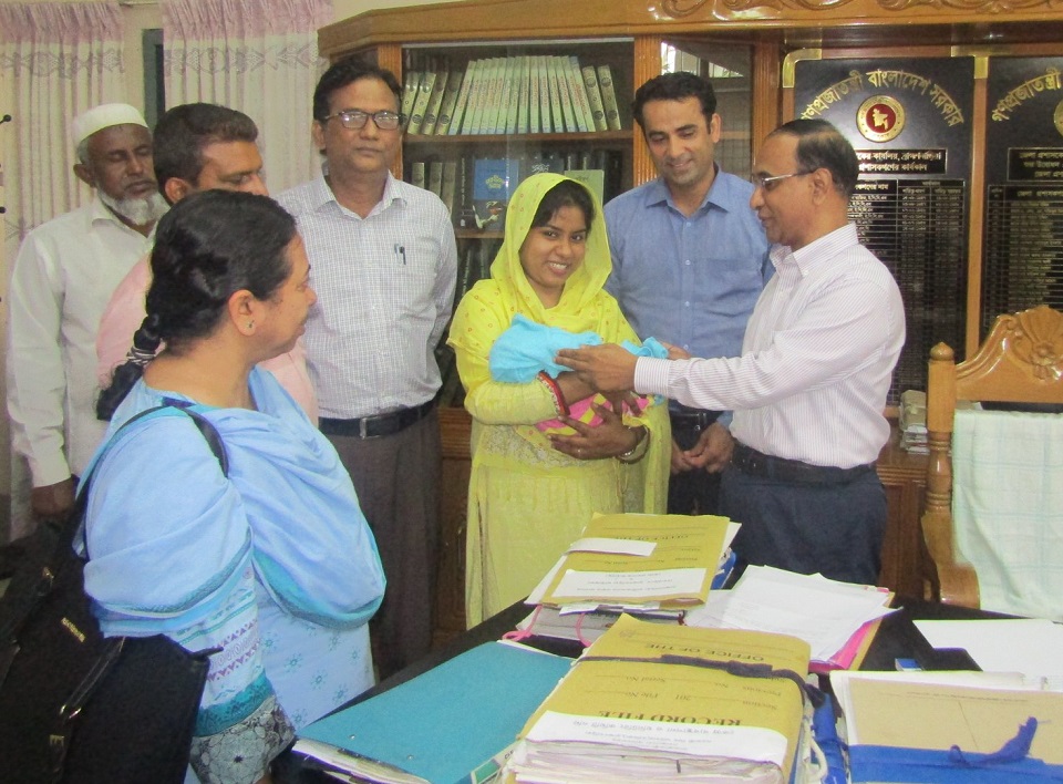 ঠিকানা পেলো ডাস্টবিন থেকে উদ্ধার হওয়া নবজাতক