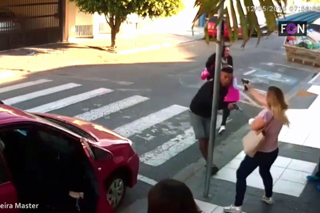 সশস্ত্র ছিনতাইকারীর বিরুদ্ধে এক মায়ের প্রতিরোধ