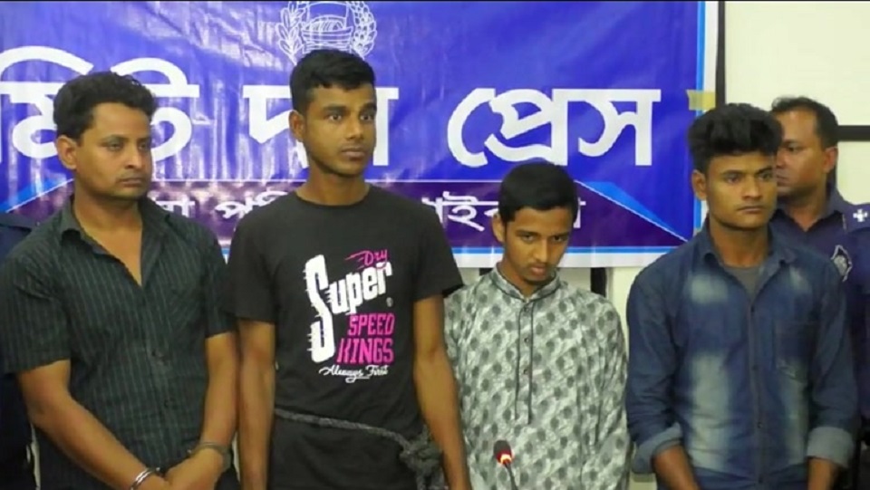 বাস থেকে রিভলবারসহ ৪ যুবক আটক