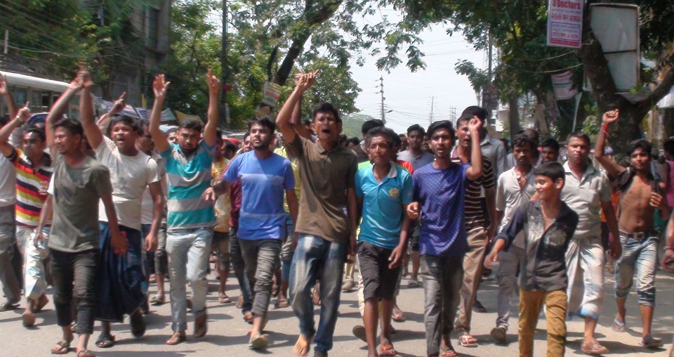 ভ্রাম্যমাণ আদালতের প্রতিবাদে দোকানপাট বন্ধ, রাস্তা অবরোধ