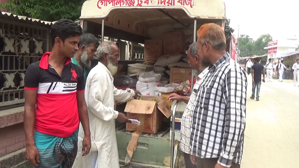 বাজার থেকে টিসিবি পণ্যের দাম বেশি!