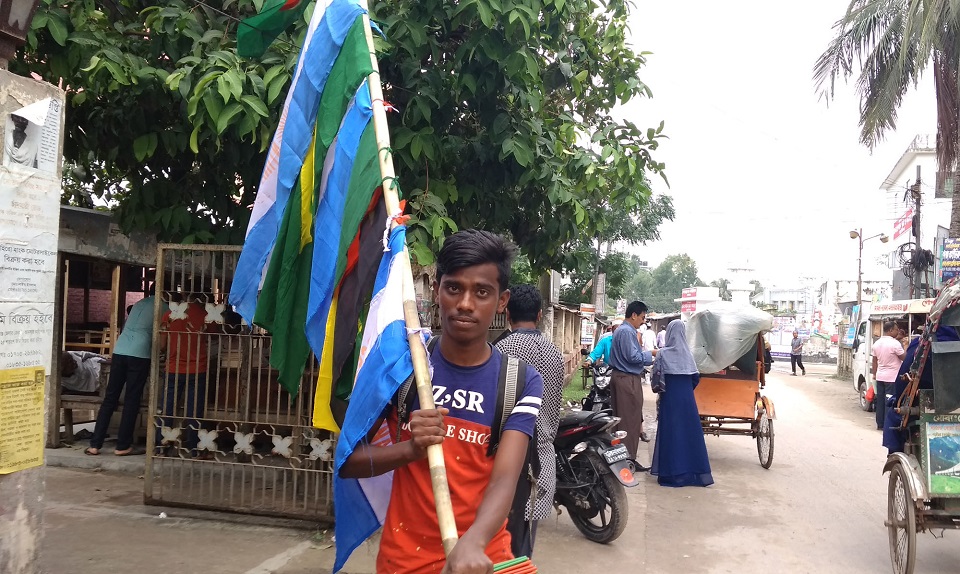 বিশ্বকাপ ফুটবলের আগমনী বার্তায় পতাকা বিক্রি