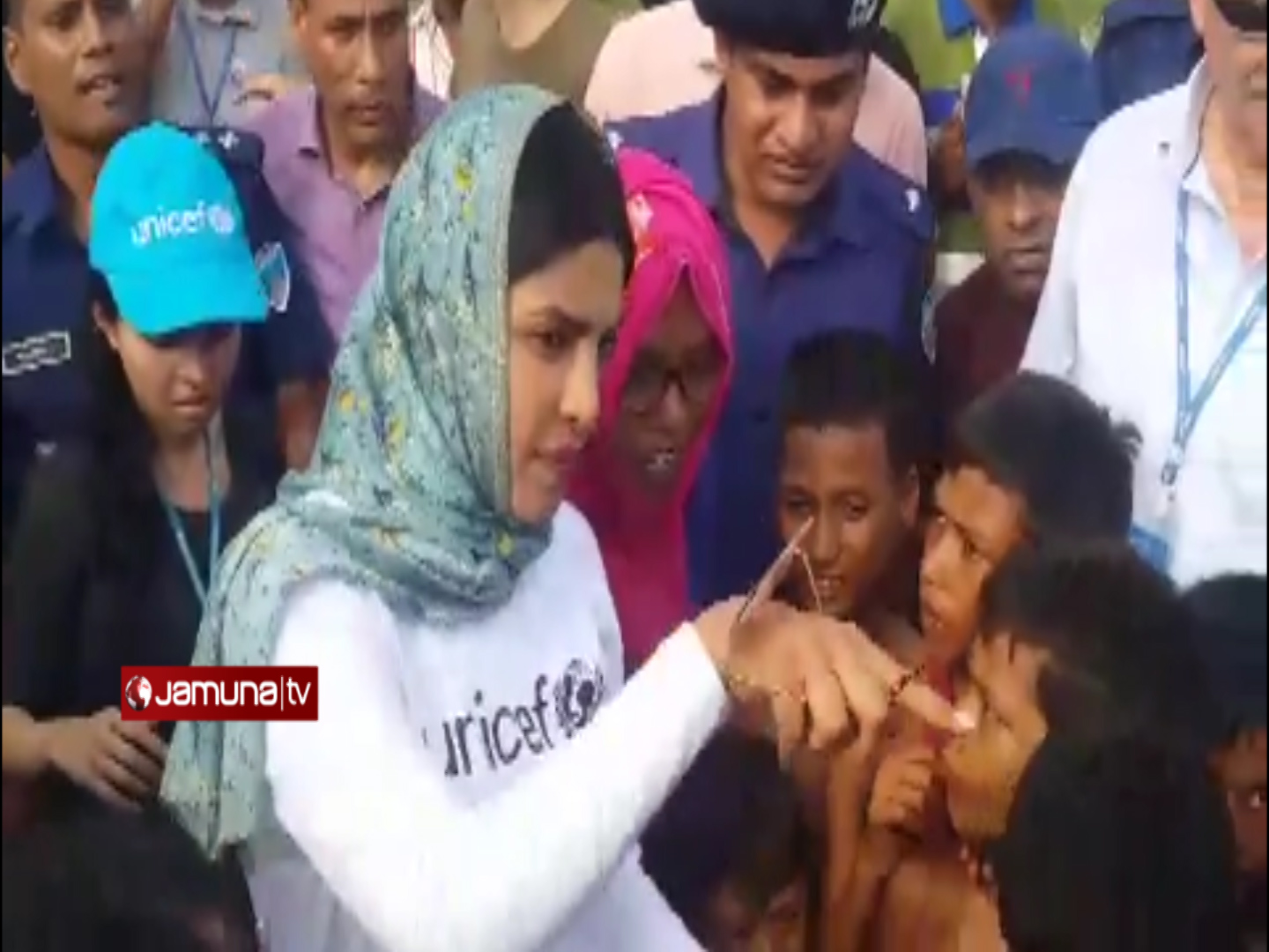 বালুখালী রোহিঙ্গা ক্যাম্প পরিদর্শনে প্রিয়াঙ্কা চোপড়া