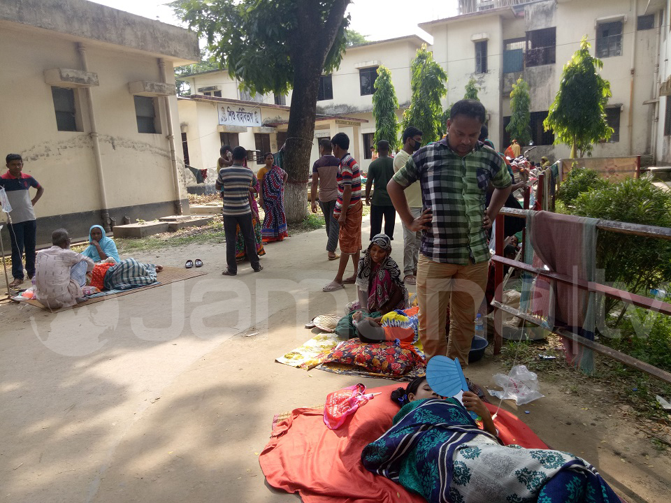 হাসপাতালে নয় রাস্তায় ডায়রিয়ার রোগী