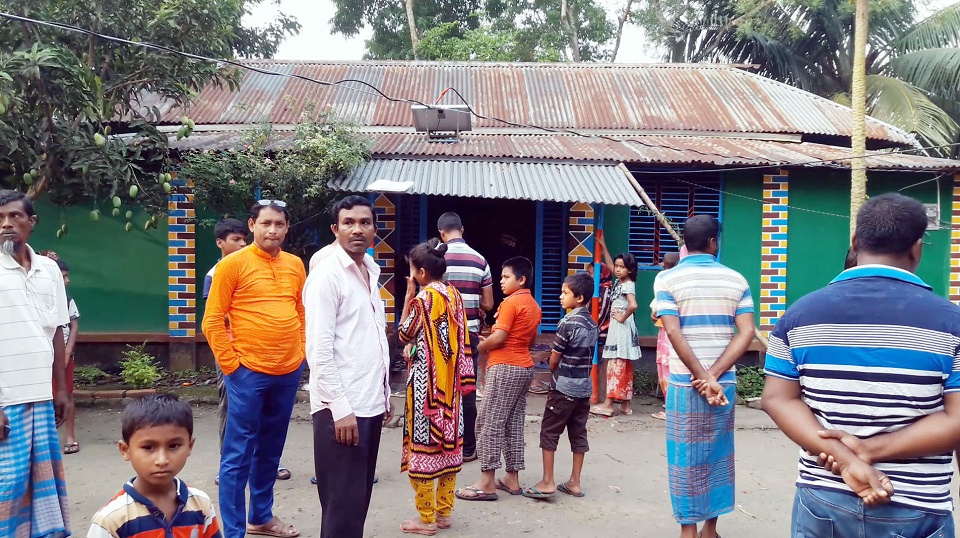 অস্ত্রের মুখে জিম্মি করে বিয়ে বাড়িতে ডাকাতি