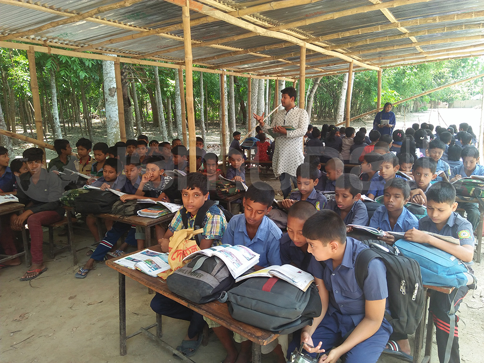 ৬ বছর ধরে মেঘ ডাকলেই স্কুল ছুটি!