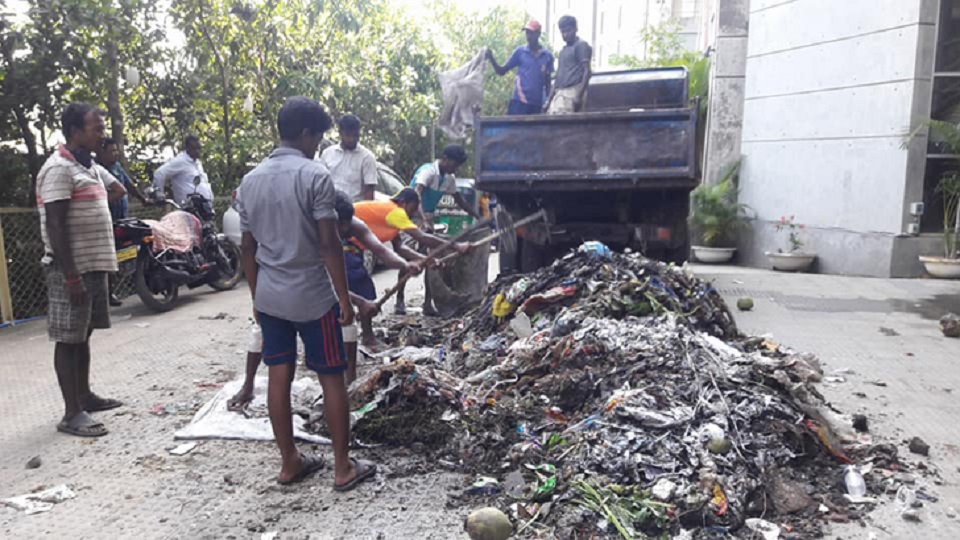 হোটেলের সামনে ময়লা ফেলে বকেয়া ভ্যাট আদায়ের চেষ্টা