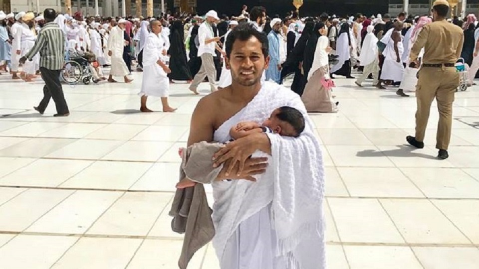 শিশুপুত্রকে নিয়ে উমরাহ পালন করলেন মুশফিক