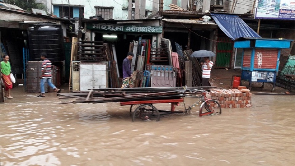 বৃষ্টিতে দুর্ভোগ-ভোগান্তিতে রাজধানীবাসী