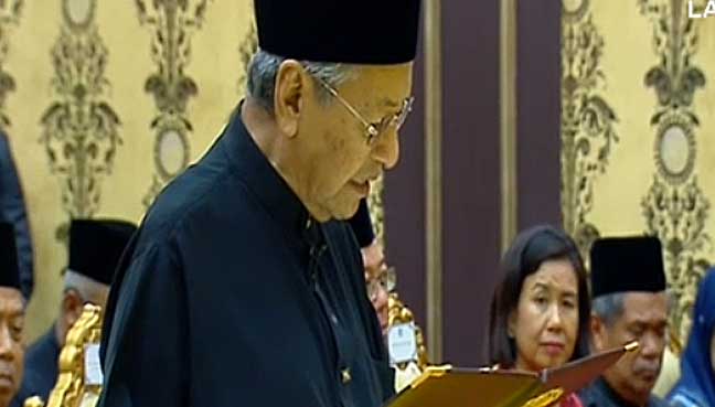 প্রধানমন্ত্রী হিসেবে শপথ নিলেন মাহাথির