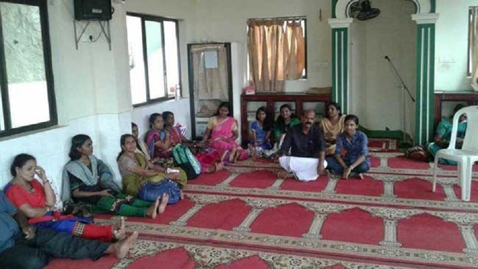 মসজিদেই ‘অমুসলিমদের’ জল-খাবারের ব্যবস্থা!