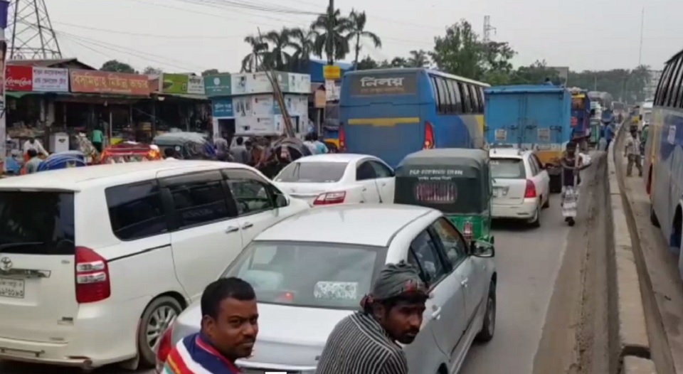 সড়ক-মহাসড়কে দীর্ঘ যানজট, ঘরমুখো যাত্রীরা দুর্ভোগে