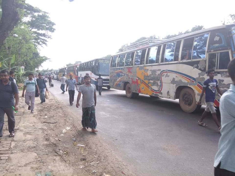 দৌলতদিয়া ঘাটে মানুষের ঢল, যানবাহনের দীর্ঘ লাইন