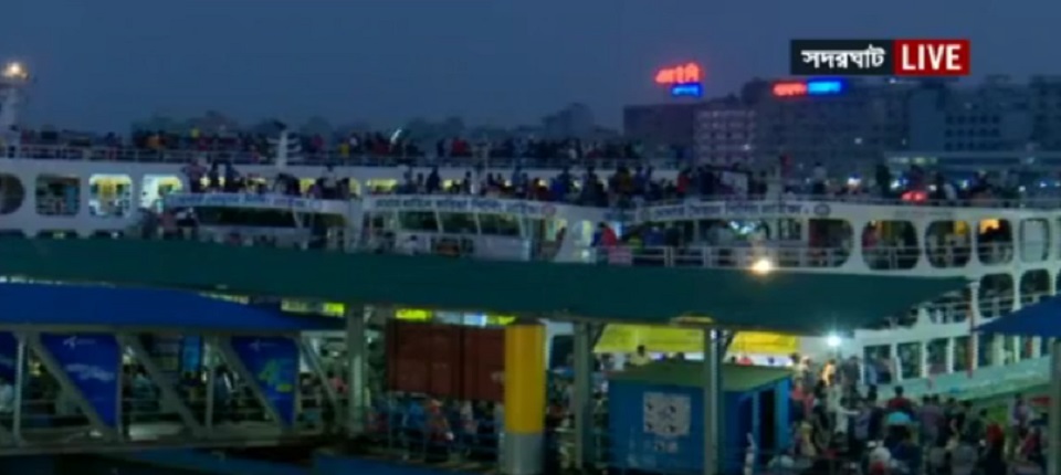 লঞ্চেও ঘরমুখো মানুষের ভিড়