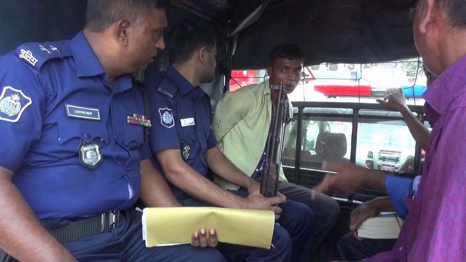 ব্যাংকের ভিতরেই ব্লেড দিয়ে ব্যাগ কেটে টাকা চুরি