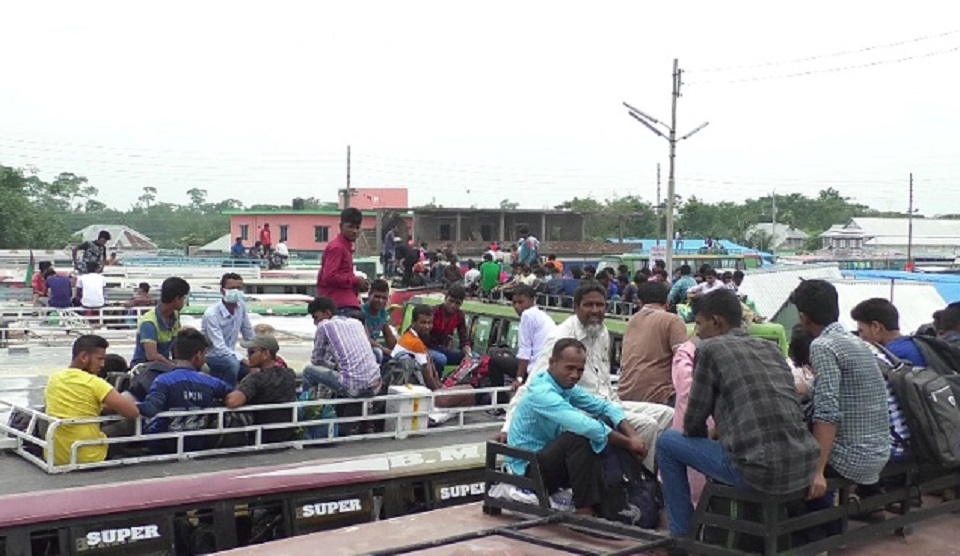 ফেরি ঘাটে বাড়িফেরা মানুষের চাপ