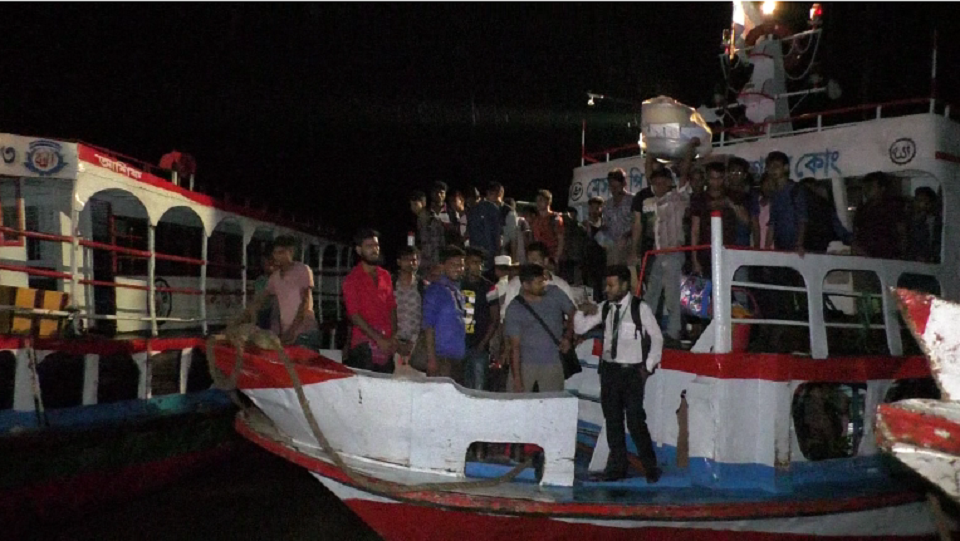 বৃষ্টি মাথায় রাতে বাড়ি ফিরছে দক্ষিণাঞ্চলের ঘরমুখো যাত্রীরা