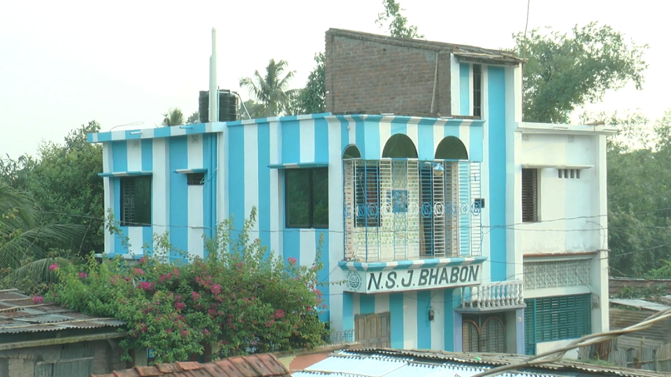 আর্জেন্টিনার পতাকার রঙে রাঙালো বাড়ি