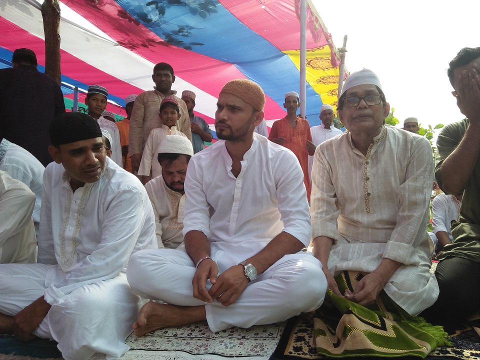 নড়াইলে ঈদের নামাজ পড়লেন মাশরাফী