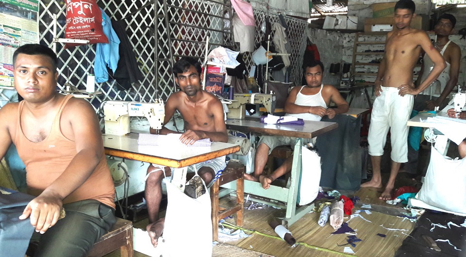 ঘন ঘন লোডশেডিং, অলস সময় কাটাচ্ছে টেইলররা