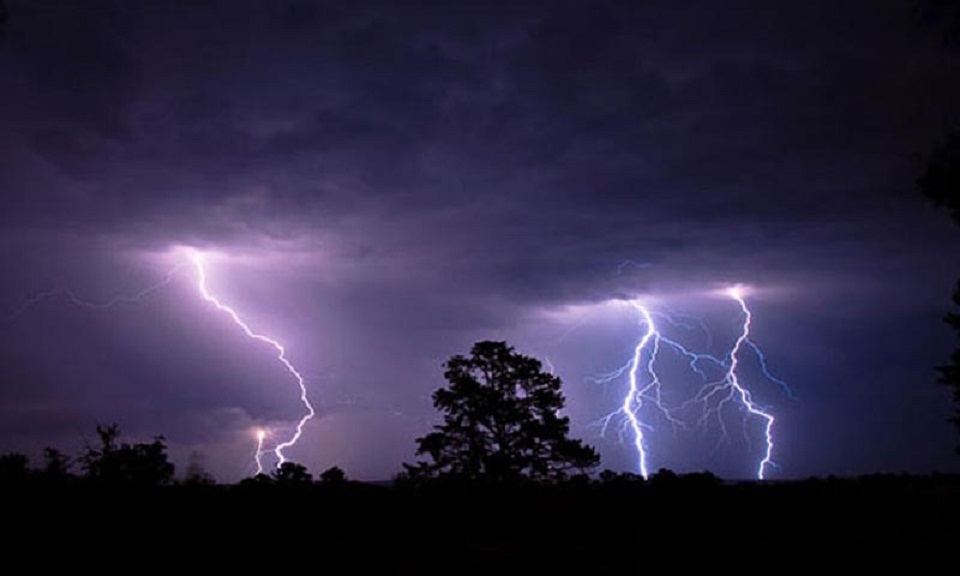 আম কুড়াতে গিয়ে বজ্রপাতে ৩ শিশুর মৃত্যু