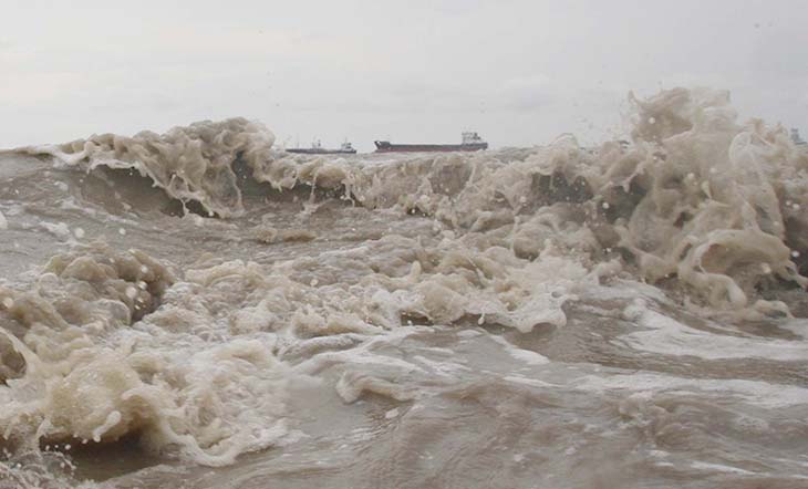 উপকূলে ৩ নম্বর সতর্কতা, রাজধানীতে ব্যাপক জলাবদ্ধতা