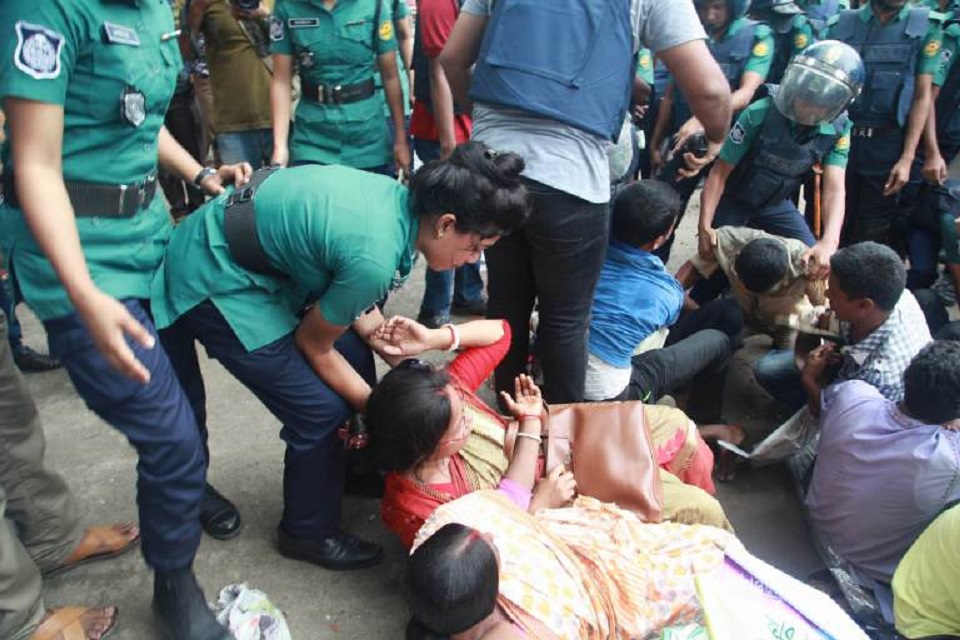 এমপিওভুক্তির দাবিতে আন্দোলনরত শিক্ষকদের সাথে পুলিশের ধস্তাধস্তি