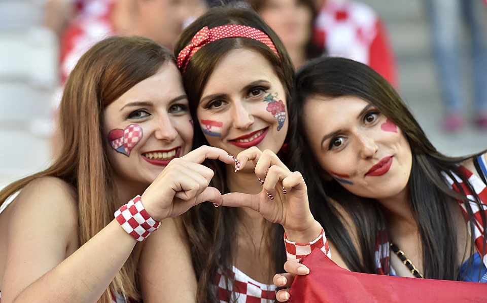 গ্যালারিতে থাকা সুন্দরীদের টিভিতে দেখাতে নিষেধাজ্ঞা ফিফার