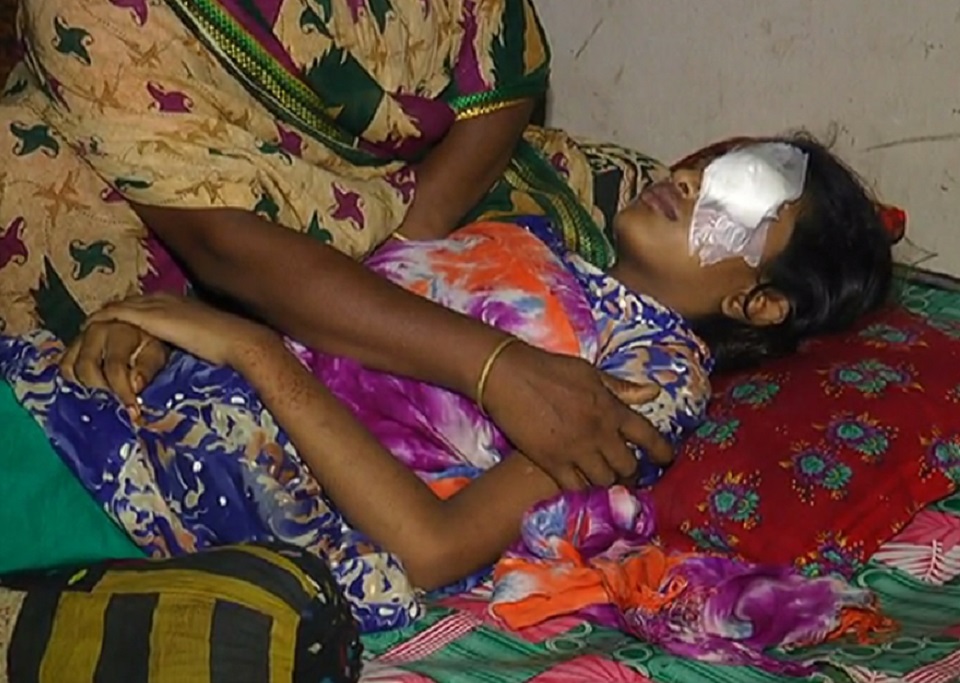 শ্রেণিকক্ষে হেসে ফেলায় ছাত্রীকে বেত্রাঘাত