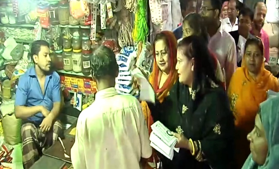 বরিশালে ভোটের মাঠে প্রার্থীদের সহধর্মিনীরা