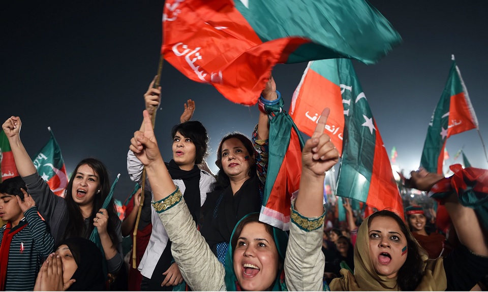 বিজয় উদযাপন শুরু করেছে পিটিআই সমর্থকরা