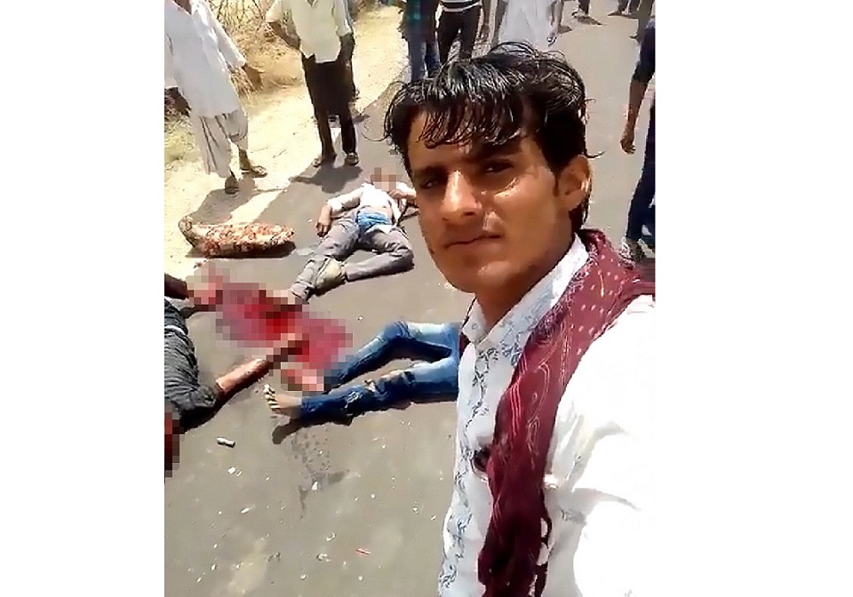 সড়ক দুর্ঘটনায় তিনজনের মৃত্যু, পদচারীরা ব্যস্ত সেলফিতে