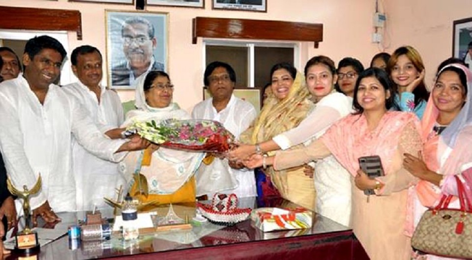নির্বাচিত হয়েই বিএনপি নেত্রীর আ.লীগে যোগদান