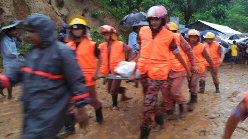 বান্দরবানে পাহাড় ধসে নারীর মৃত্যু, সড়ক যোগাযোগ ব্যাহত