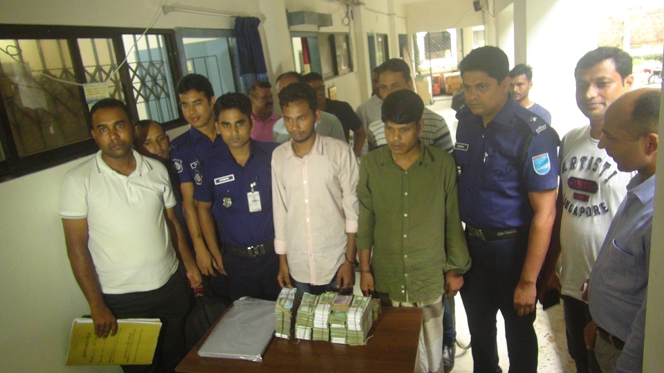 আত্মসাতের ২১ লাখ টাকা উদ্ধার; দুই বিকাশকর্মী আটক