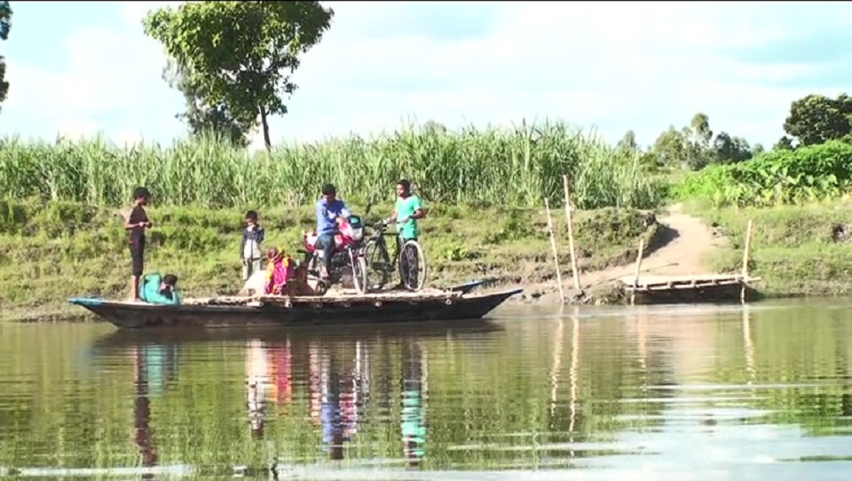 সেতু নেই নৌকাই ২০ গ্রামের মানুষের ভরসা