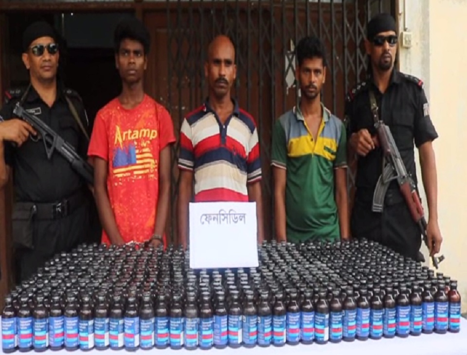 ৫৭২ বোতল ফেনসিডিলসহ তিনজন আটক