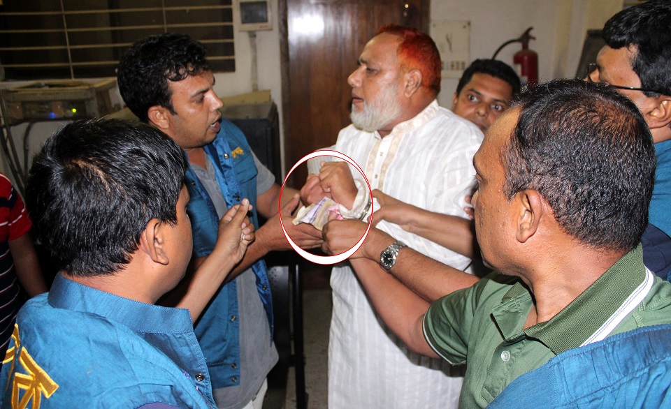 ঘুষ গ্রহণকালে হাতেনাতে রেলওয়ে কর্মকর্তা আটক