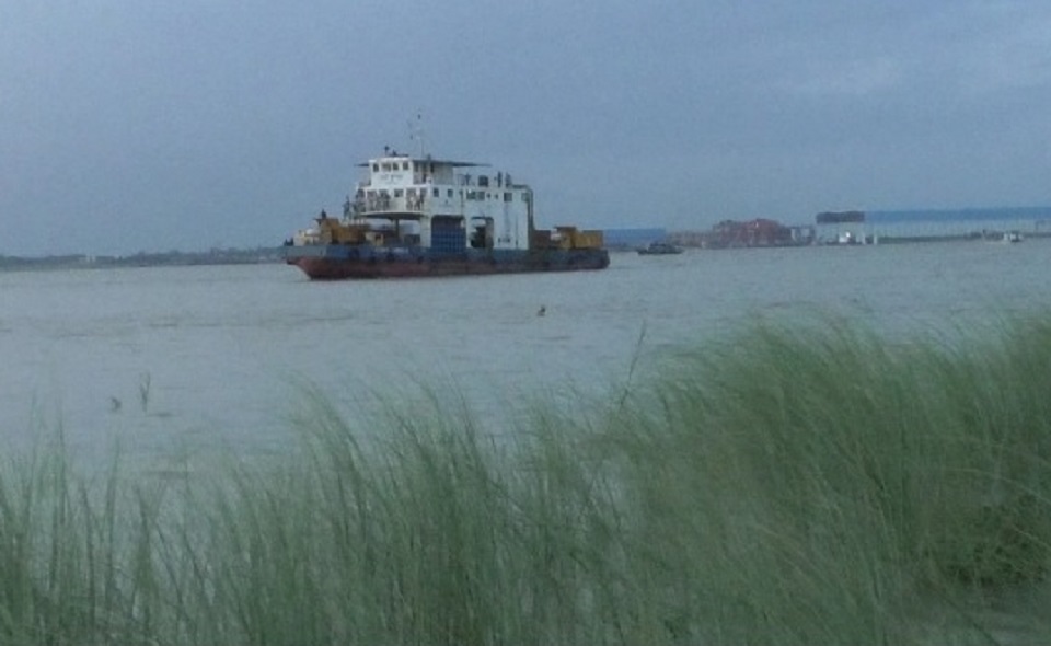 তীব্র স্রোতে শিমুলিয়া-কাঠালবাড়ি রুটে নৌযান চলাচল ব্যাহত