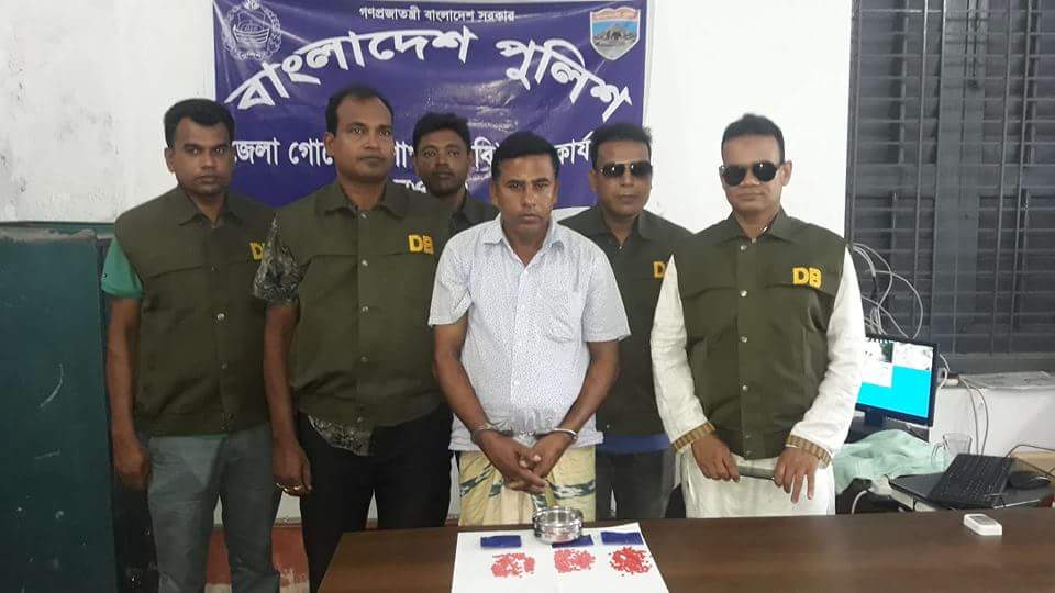 নওগাঁয় ইয়াবাসহ মাদক ব্যবসায়ী আটক