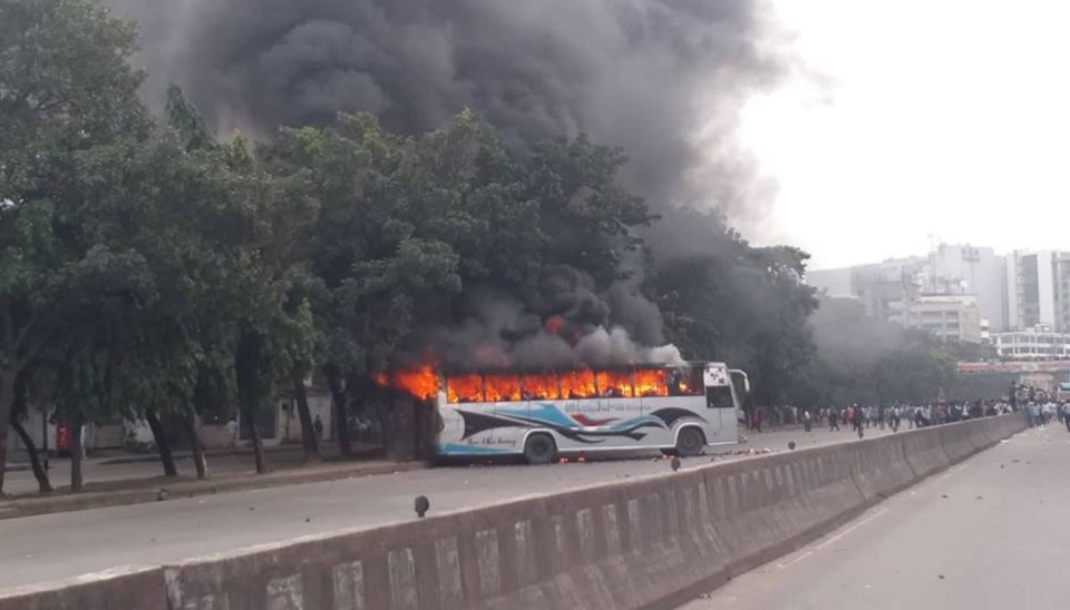উত্তরায় শিক্ষার্থীদের সঙ্গে র্যাব-পুলিশের সংঘর্ষ, গাড়িতে আগুন