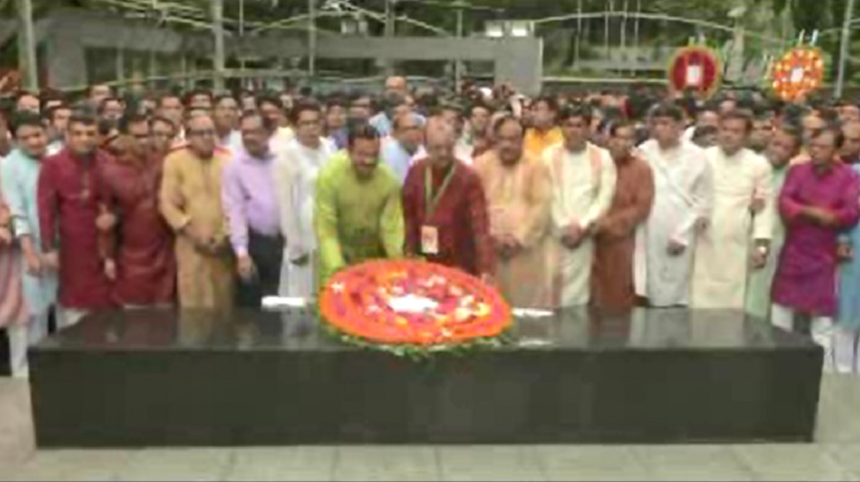 বঙ্গবন্ধুর প্রতিকৃতিতে স্বেচ্ছাসেবক লীগের শ্রদ্ধা