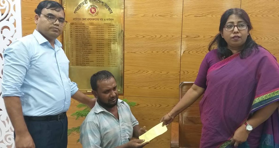 আবারো ঘুরে দাঁড়াতে চান নাটোরের প্রতিবন্ধি শিপলু