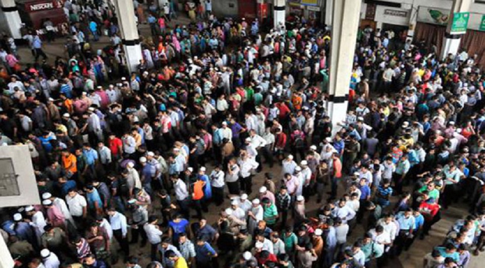 এক ঘণ্টা বন্ধ থাকার পর কমলাপুর ও চট্টগ্রামে টিকিট বিক্রি শুরু