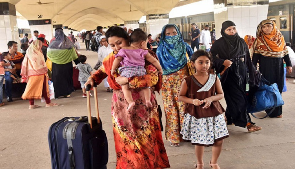 ছুটি শেষে রাজধানীতে ফিরছেন মানুষ, ট্রেনে শিডিউল বিপর্যয়