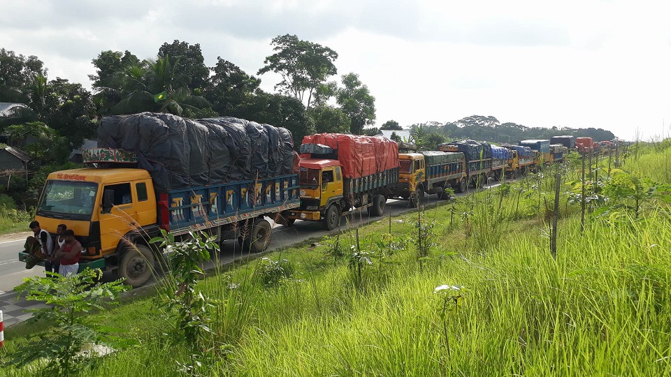 নাব্যতা সংকটে শিমুলিয়া-কাঁঠালবাড়ি নৌরুটে ফেরি চলাচলে অচলাবস্থা