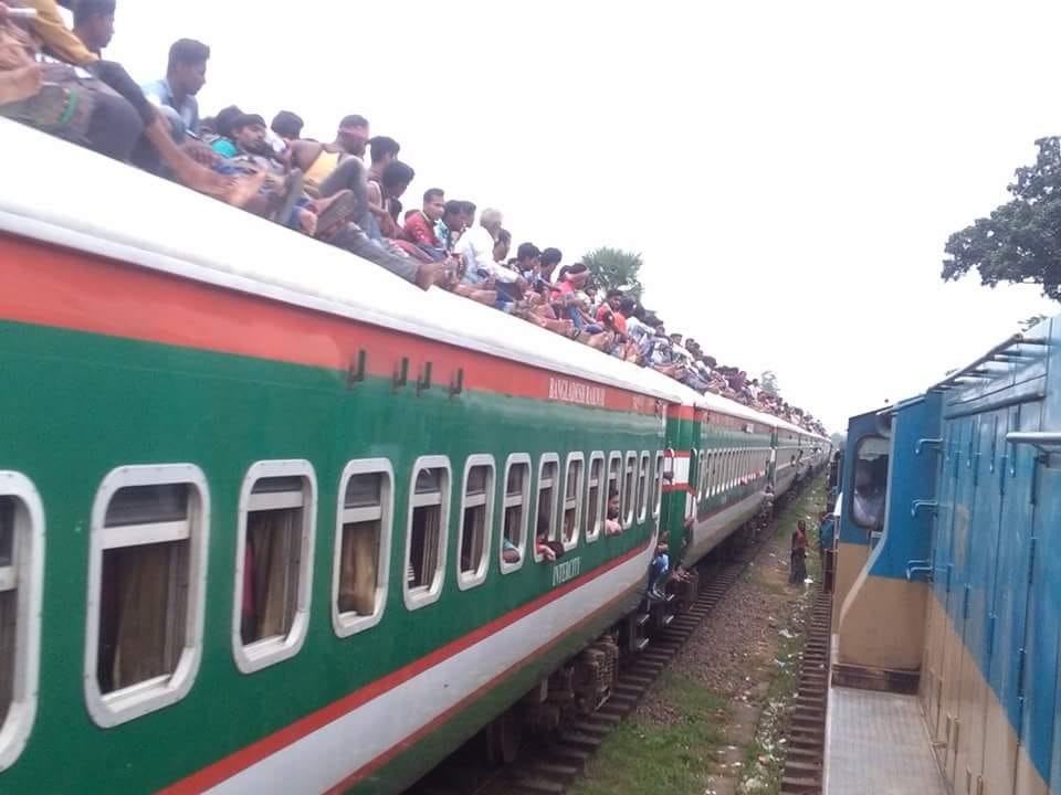ঈদ যাত্রার তৃতীয় দিনেও রেলের শিডিউল বিপর্যয়